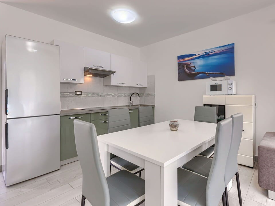 Table, Furniture, Building, Chair, Cabinetry, Interior Design, House, Flooring, Floor, Kitchen & Dining Room Table