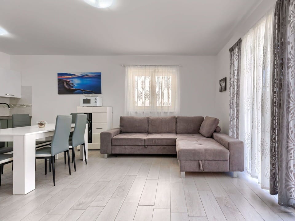 Furniture, Property, Couch, Table, Picture Frame, Comfort, Building, Interior Design, Flooring