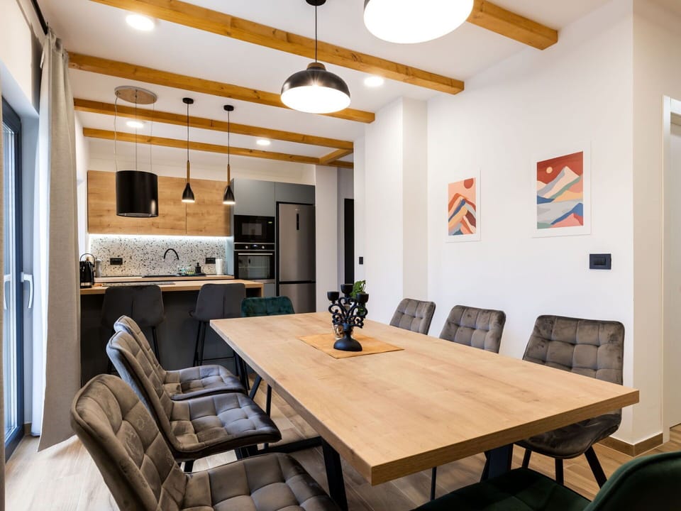 Table, Furniture, Property, Couch, Houseplant, Chair, Wood, Interior Design, Lighting, Flooring