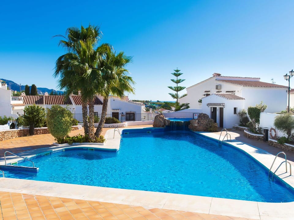 Water, Plant, Property, Sky, Swimming Pool, Azure, Tree, Building, Leisure, Residential Area