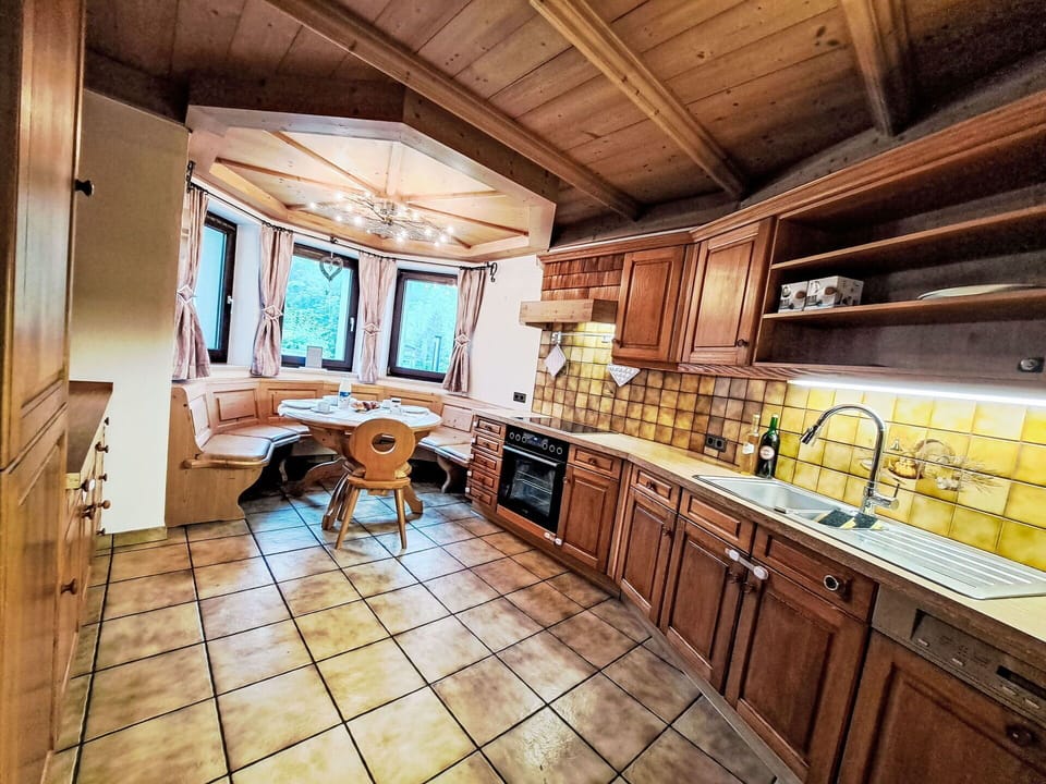 Furniture, Tap, Cabinetry, Window, Kitchen Sink, Sink, Countertop, Wood, Building, Plumbing Fixture