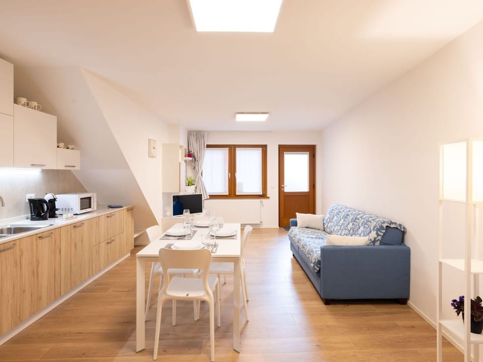 Furniture, Building, Table, Couch, Wood, House, Flooring, Comfort, Floor, Living Room
