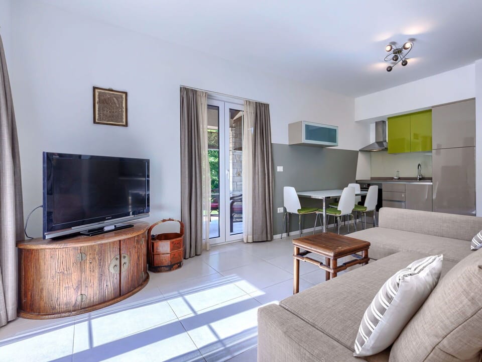 Water, Building, Daytime, Property, Sky, Window, Azure, Architecture, Tree, Urban Design