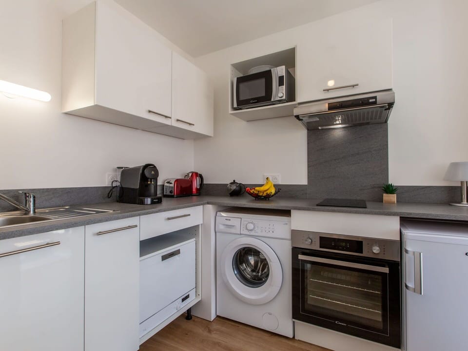 Countertop, Cabinetry, Property, Kitchen Stove, Cooktop, Kitchen, Kitchen Appliance, Home Appliance, Gas Stove, Stove
