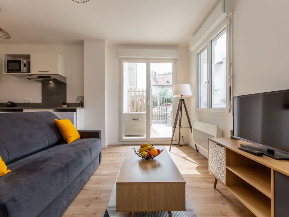 Table, Furniture, Property, Wood, Couch, Building, Window, Interior Design, Flooring, Shade