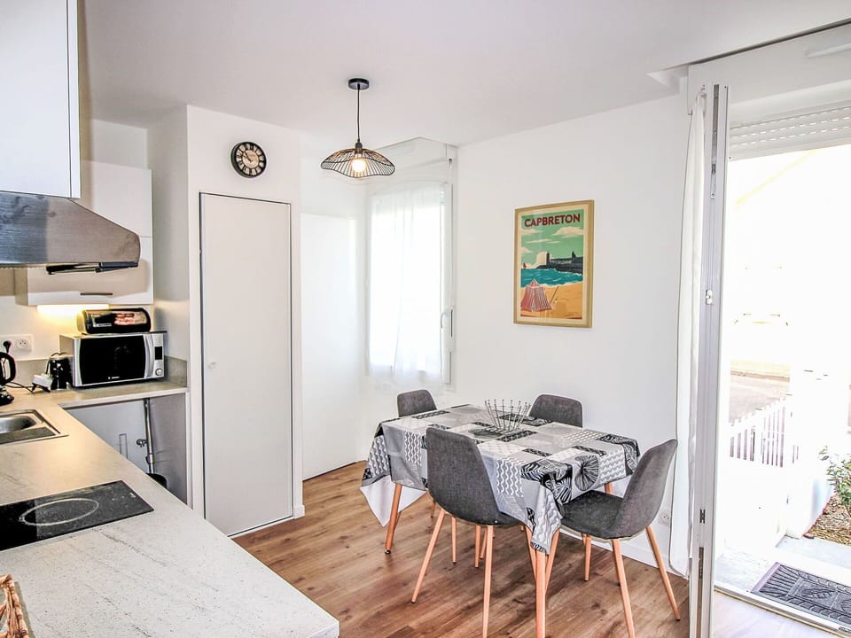 Table, Furniture, Property, Chair, Wood, Interior Design, Cabinetry, Plant, Building, Flooring