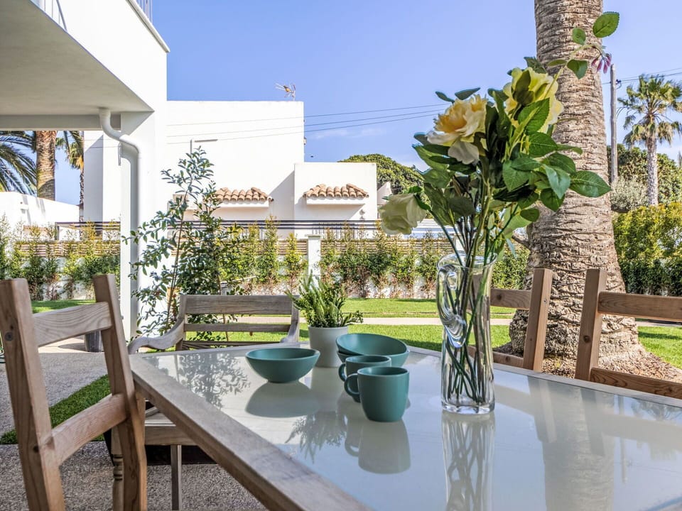Plant, Sky, Property, Building, Botany, Interior Design, Table, Flowerpot, Real Estate, Leisure