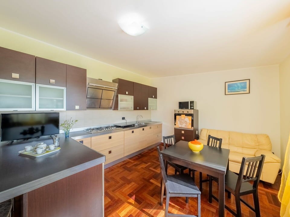 Table, Furniture, Plant, Property, Building, Chair, Wood, Interior Design, Tree, Floor