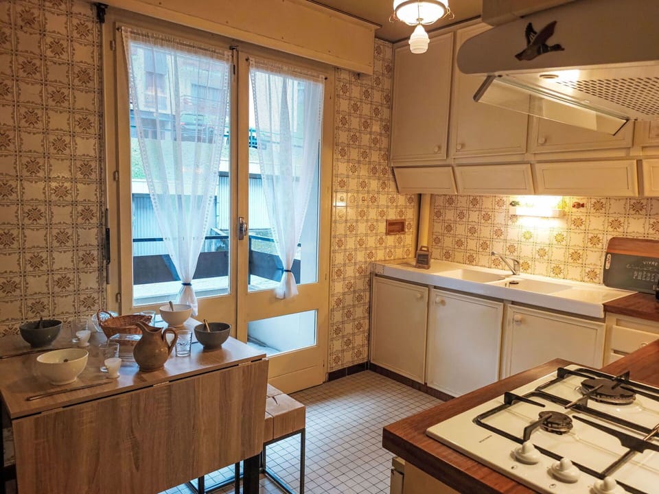 Flooring, Interior Design, Wood, Kitchen, Floor, Countertop, Cabinetry, Lighting, Ceiling, Light Fixture