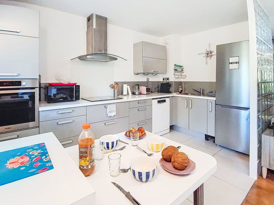 Kitchen, Kitchen Appliance, Countertop, Major Appliance, Furniture, Interior Design, Cabinetry, Flooring, Ceiling, Home Appliance