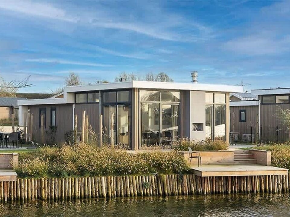 Plant, Water, Sky, Cloud, Building, Window, Lake, Facade, Real Estate, Waterway