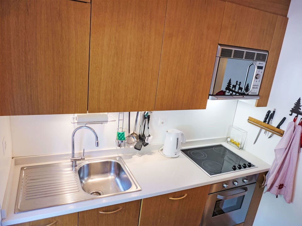 Tap, Kitchen Sink, Sink, Cabinetry, Property, Countertop, Plumbing Fixture, Kitchen, Wood, Interior Design