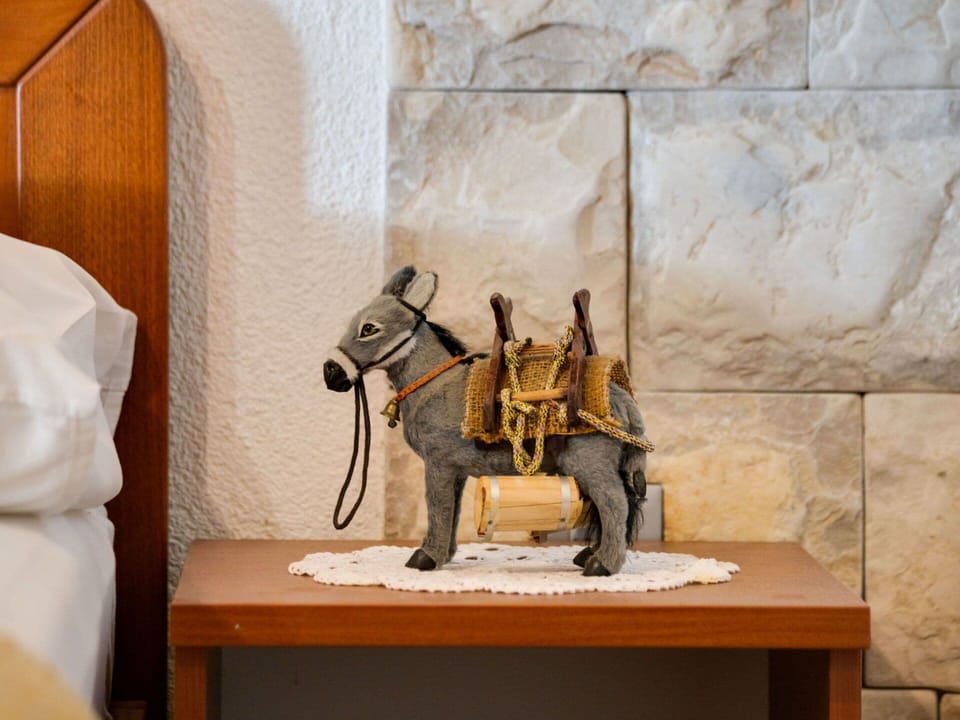 Table, Furniture, Plant, Property, Building, Chair, Wood, Interior Design, Tree, Floor