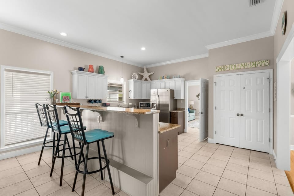 Kitchen with Breakfast Bar