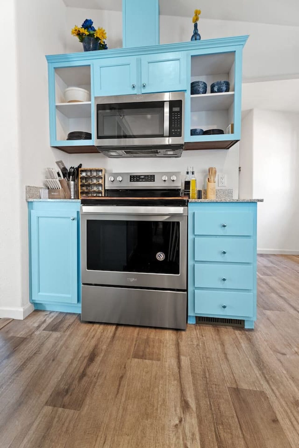 Electric stove with spices, kitchen utensils included