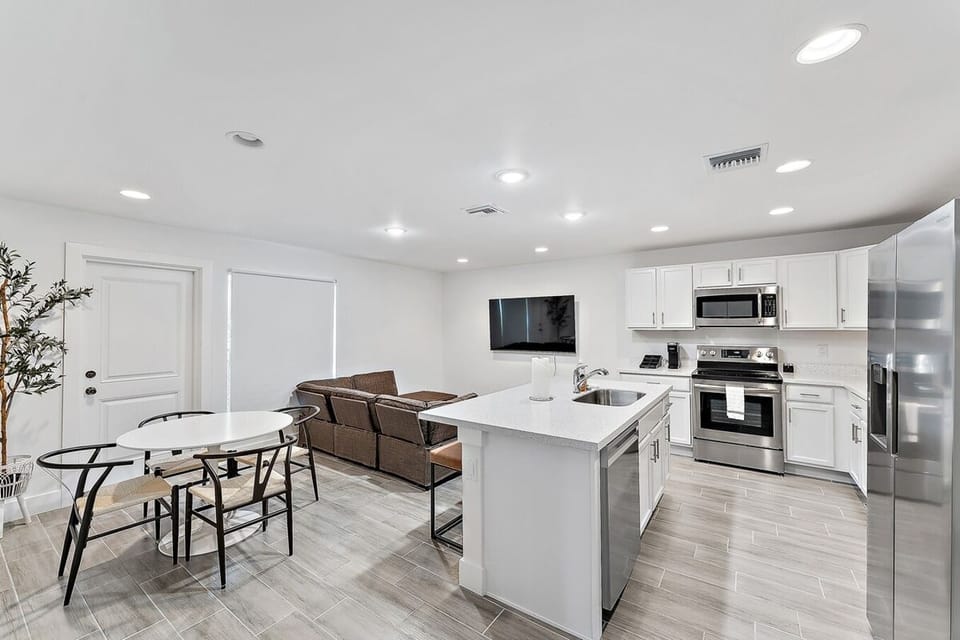 🥂 Gather and create memories in the open-concept living and kitchen area! 🍳
