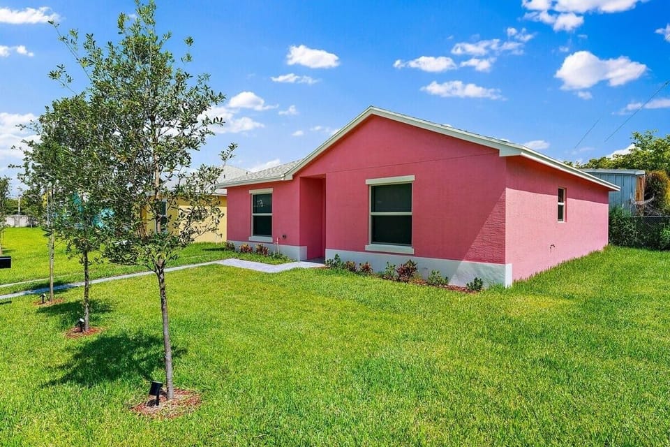 🏡 Welcome to "Lilac Village"! Our charming street offers 10 short-term rental homes for your perfect stay. ✨