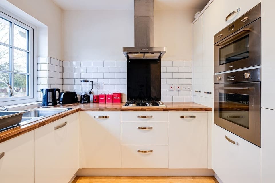 Well-equipped kitchen to prepare a home-cooked meal.
