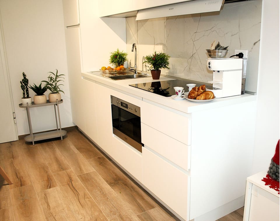 Cucina attrezzata e mecchinetta del caffè.