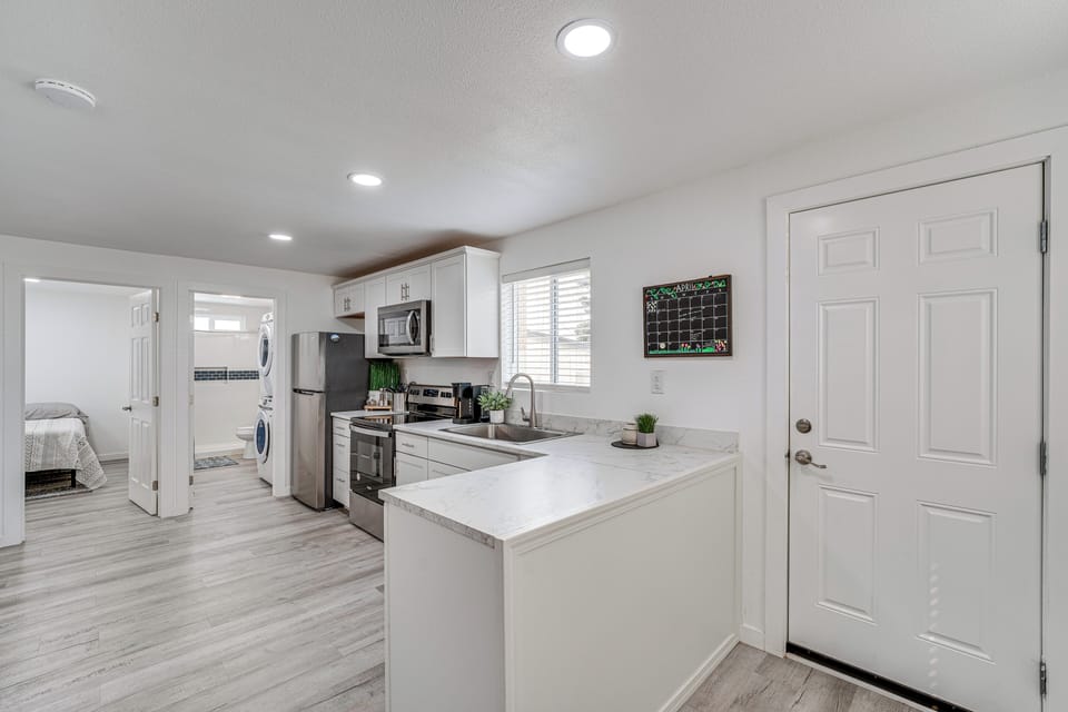 Kitchen | Keurig Coffee Maker | Blender | Toaster | Cooking Basics