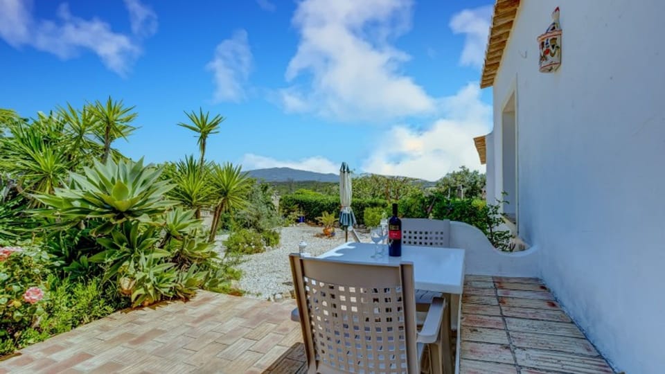 At the back of the house there is a table with chairs, perfect to enjoy meals outside
#patio #outside #algarve #portugal