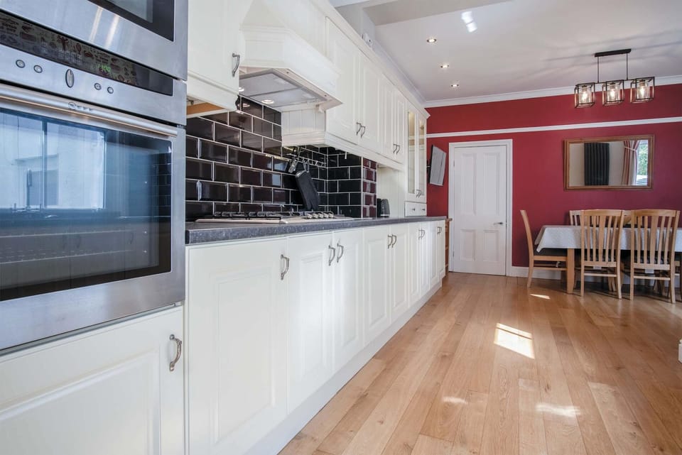 Overland Road – 4 Bedroom House – Mumbles (5827)