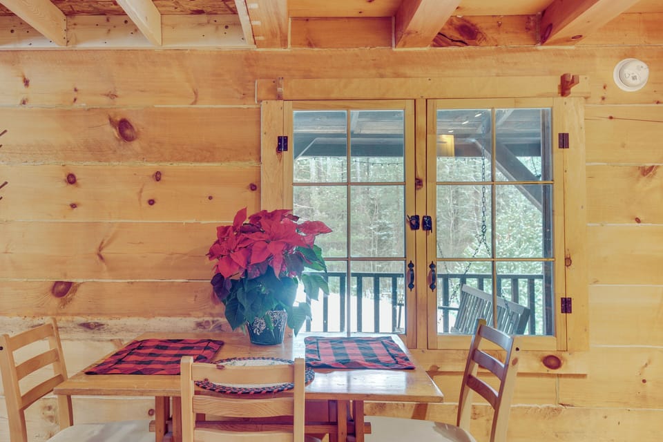 Dining Area | Dishware & Flatware Provided