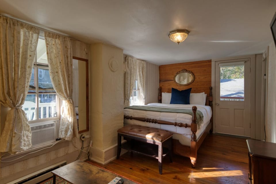 Queen Size Bed + Sitting Area