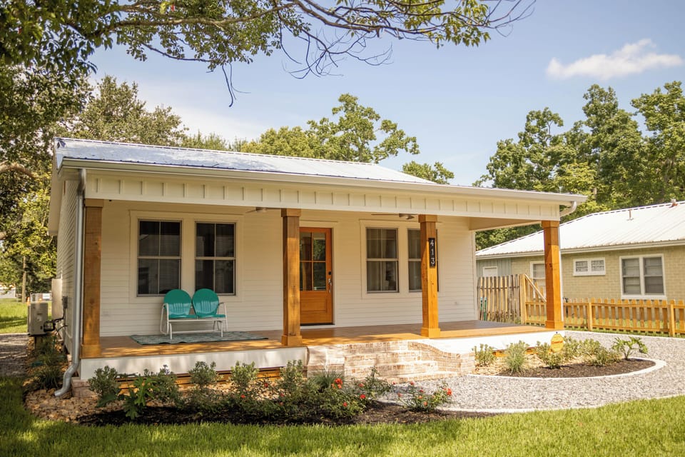 Mother's Place - perfect location in Ocean Springs. Walk to downtown & beach!