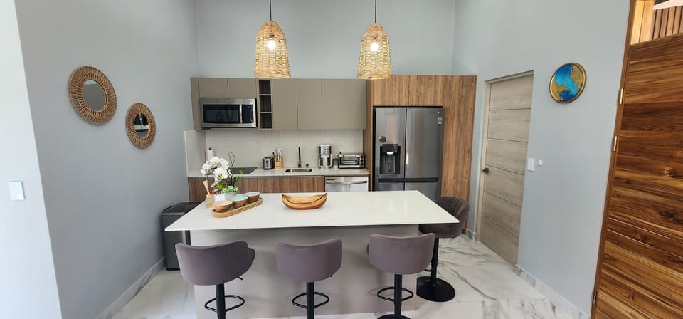 Full kitchen, large island.
