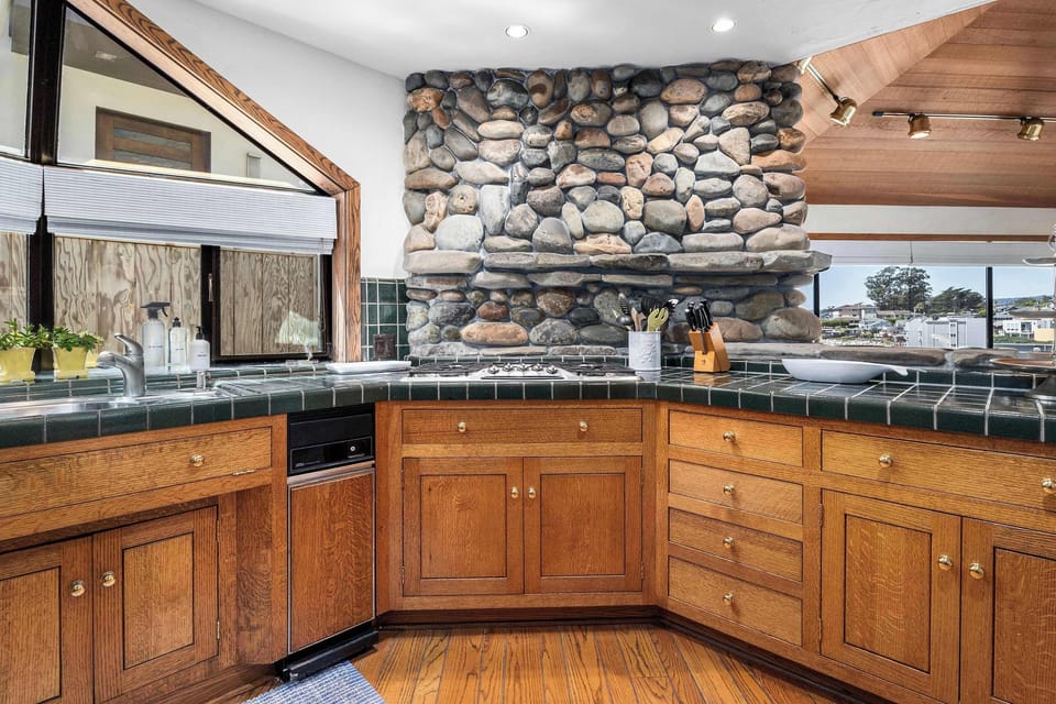 Kitchen - Main Floor