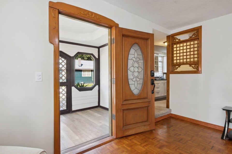 Beautiful original woodwork throughout, parquet flooring - great historic features!