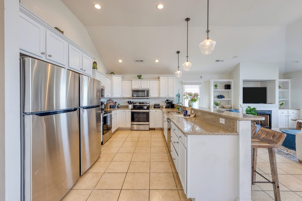 Fully equipped kitchen with stainless steel appliances and all the essentials.