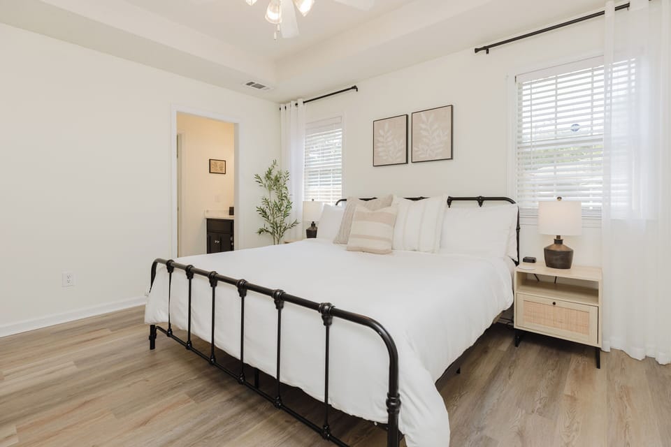 Master Bedroom w/King Bed & Smart TV
