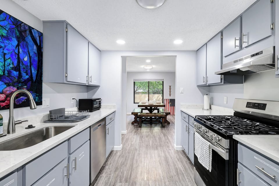 Fully equipped kitchen with high quality granite countertops.