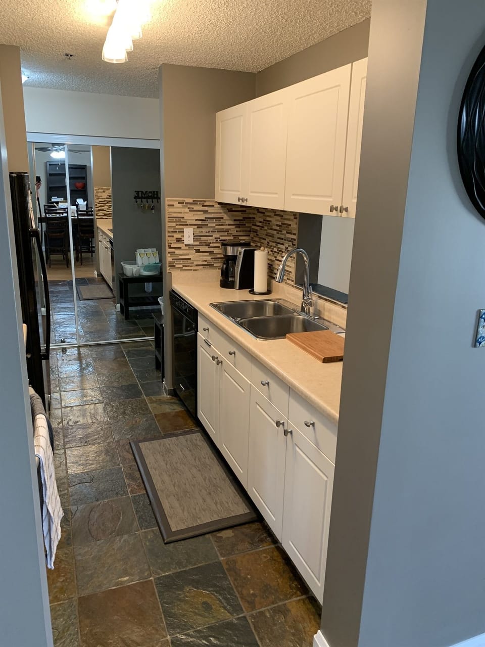 Full kitchen with all the appliances and kitchen tools you will need for a overnight or longer stay.
