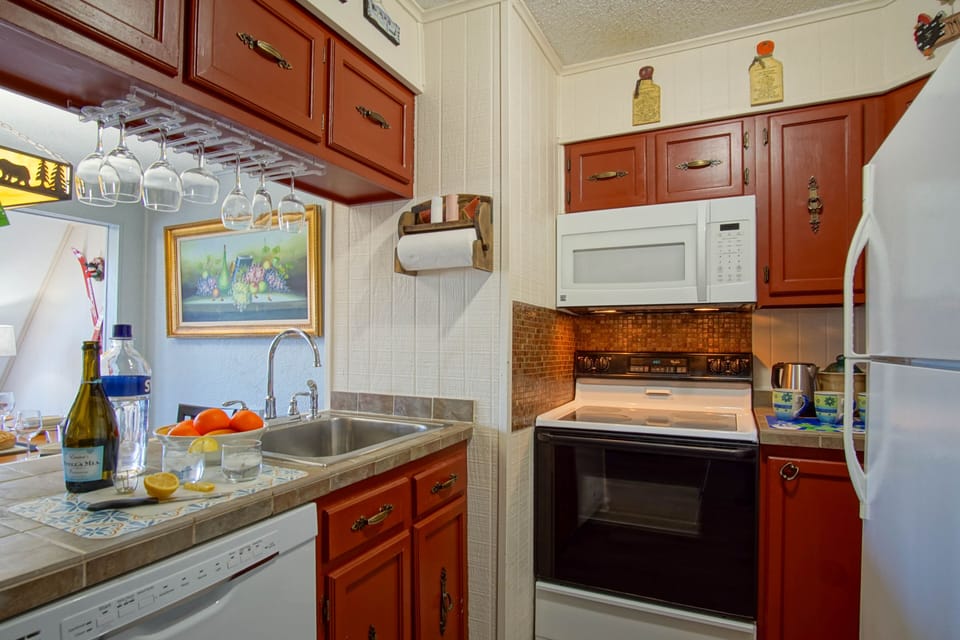 Fully stocked kitchen, ready for you!