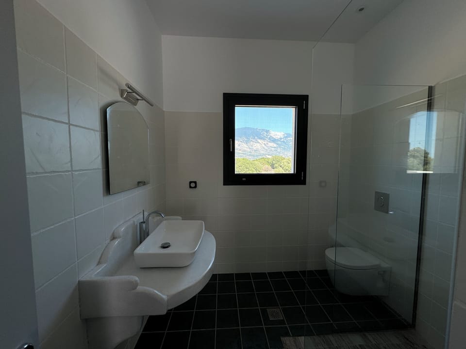 Master bedroom private bathroom