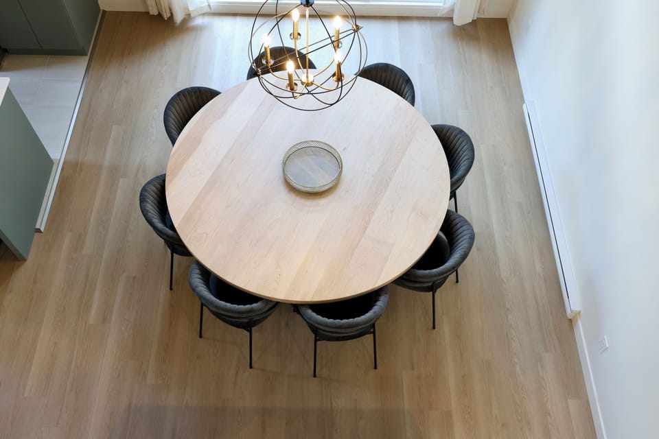 Magnifique table ronde pouvant accueillir 9 personnes.