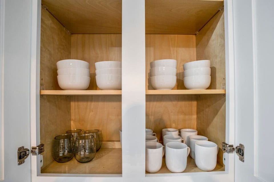 Everything you need for your culinary creations—our kitchen comes fully stocked with complete sets of utensils, so you can cook and dine in style!`