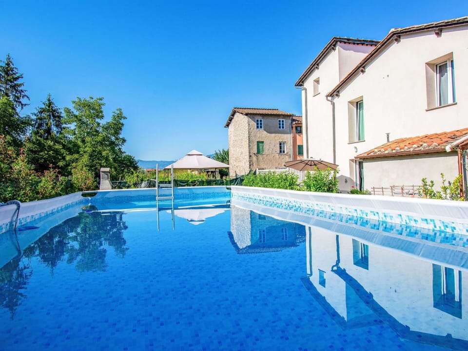 Water, Sky, Building, Property, Plant, Window, Swimming Pool, Azure, Blue, House