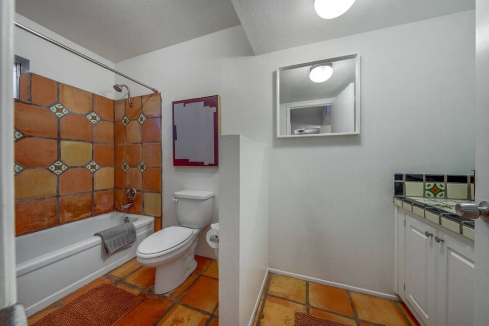 Primary bedroom`s  bright and spacious en-suite bathroom with tub/shower combo