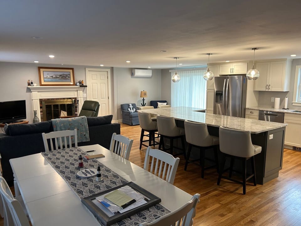 Renovated great room, BAR seating for 5, table for 8