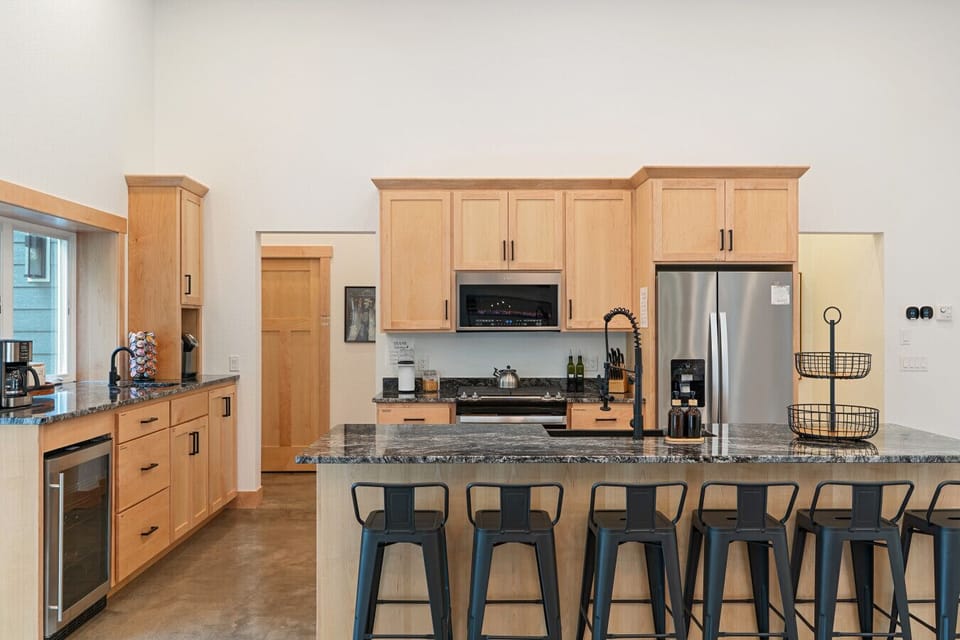 Kitchen w/ Wet Bar