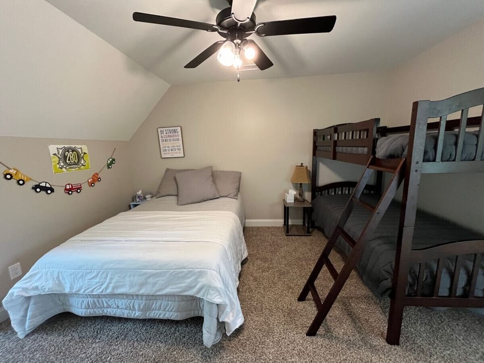 Guest Room # 4 with Queen Bed + 2 Twins