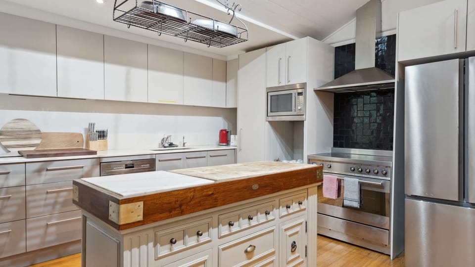 Falling in love with these textures: stainless steel, warm wood, and crisp white. 