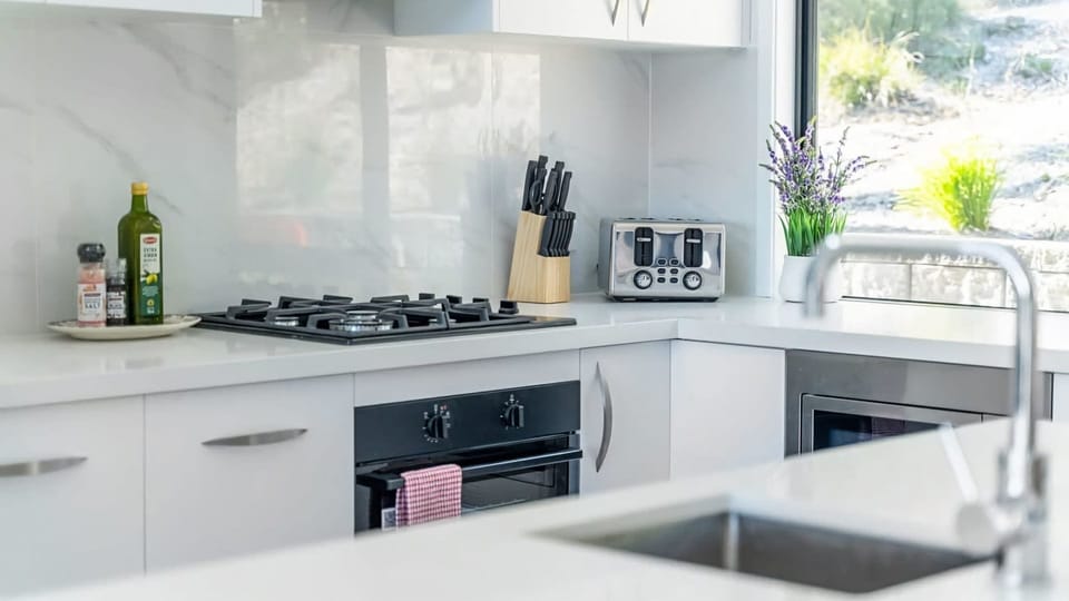 Clean and contemporary cooking space. 
