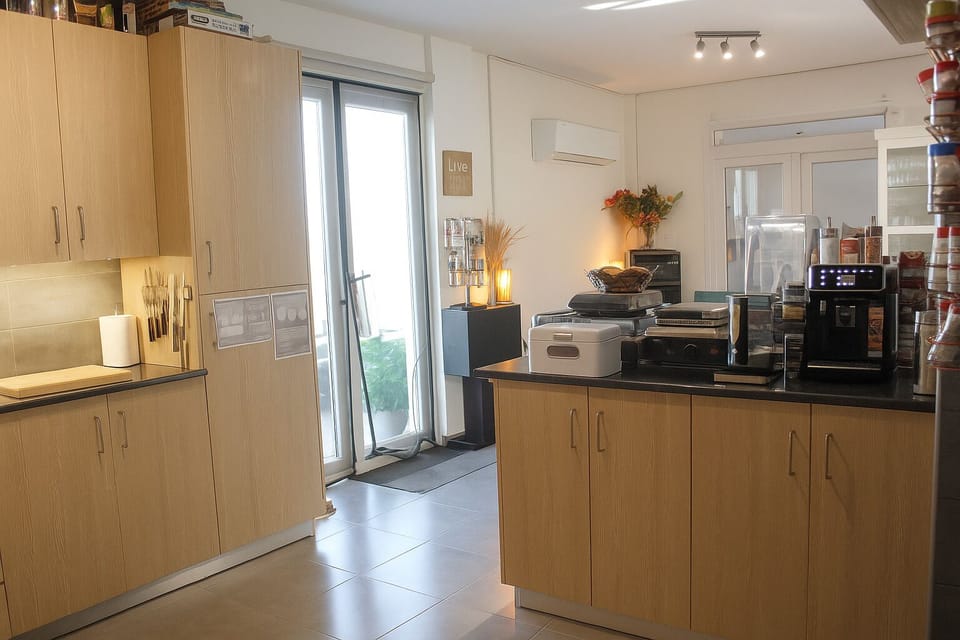 Fully equipped shared kitchen