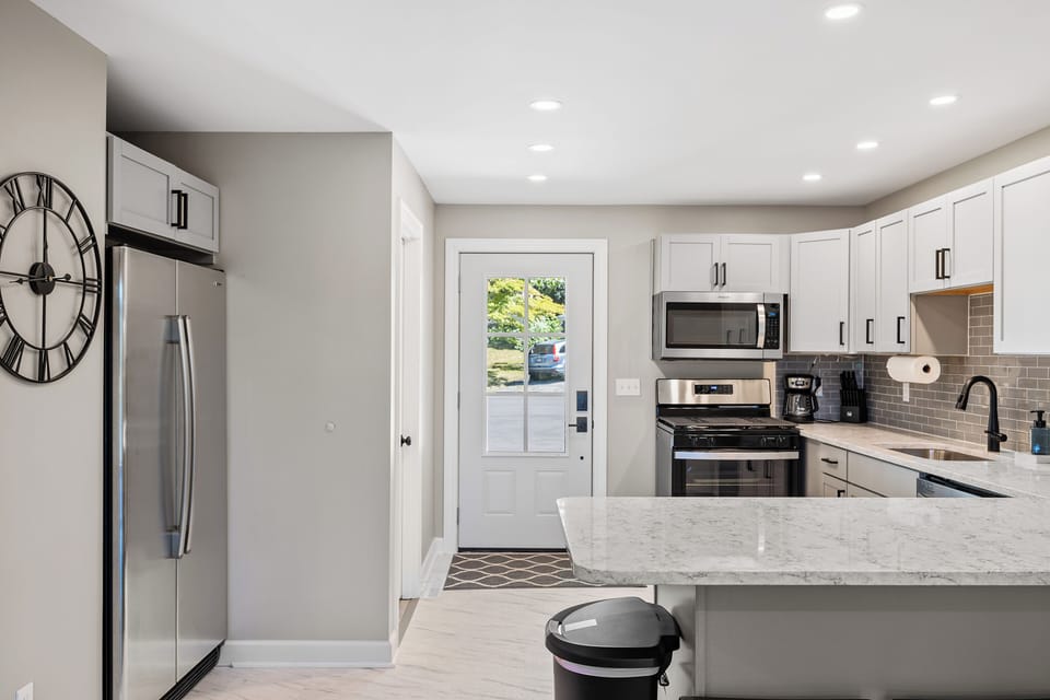 Fully equipped kitchen with dishwasher and applicances