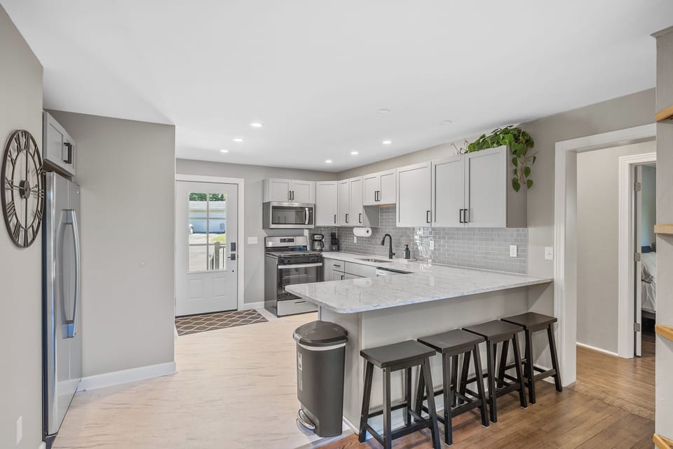 Fully equipped kitchen with dishwasher and applicances